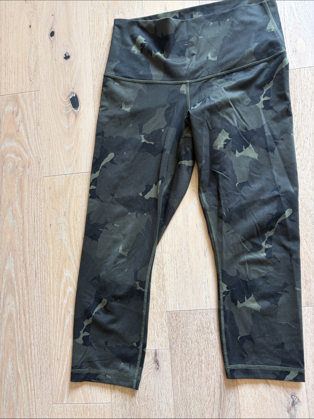lululemon athletica Women's Camo Cropped Leggings - Olive & Black